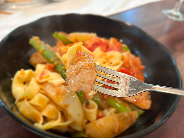 自家製サルシッチャと旬の野菜の有機トマトソースパスタ