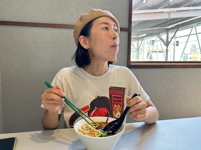 坦々麺を食べる奥さん