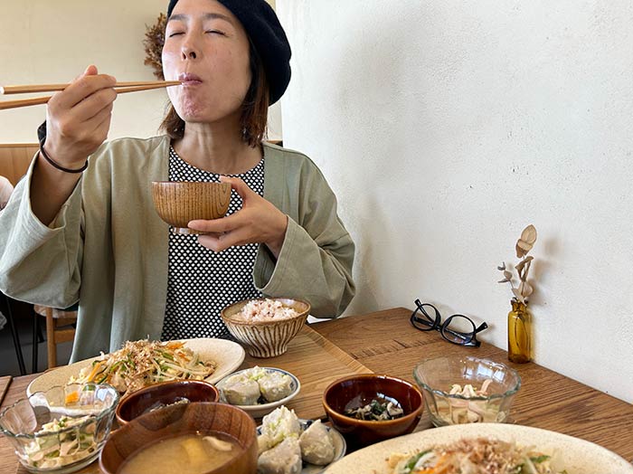 ソロル定食を食べる奥さん