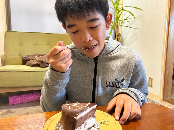 ケーキを食べる息子