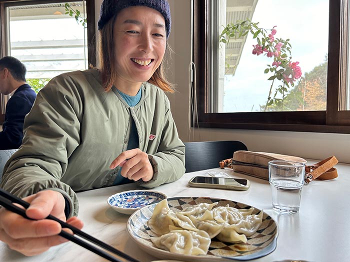 台南家で食べる奥さん