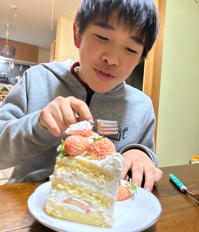 ケーキを食べる息子くん