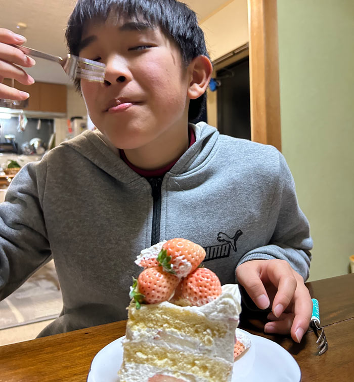 ケーキを食べる息子くん