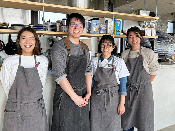 TORIKKA TABLE STAFF