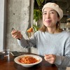 パスタを食べる奥さん